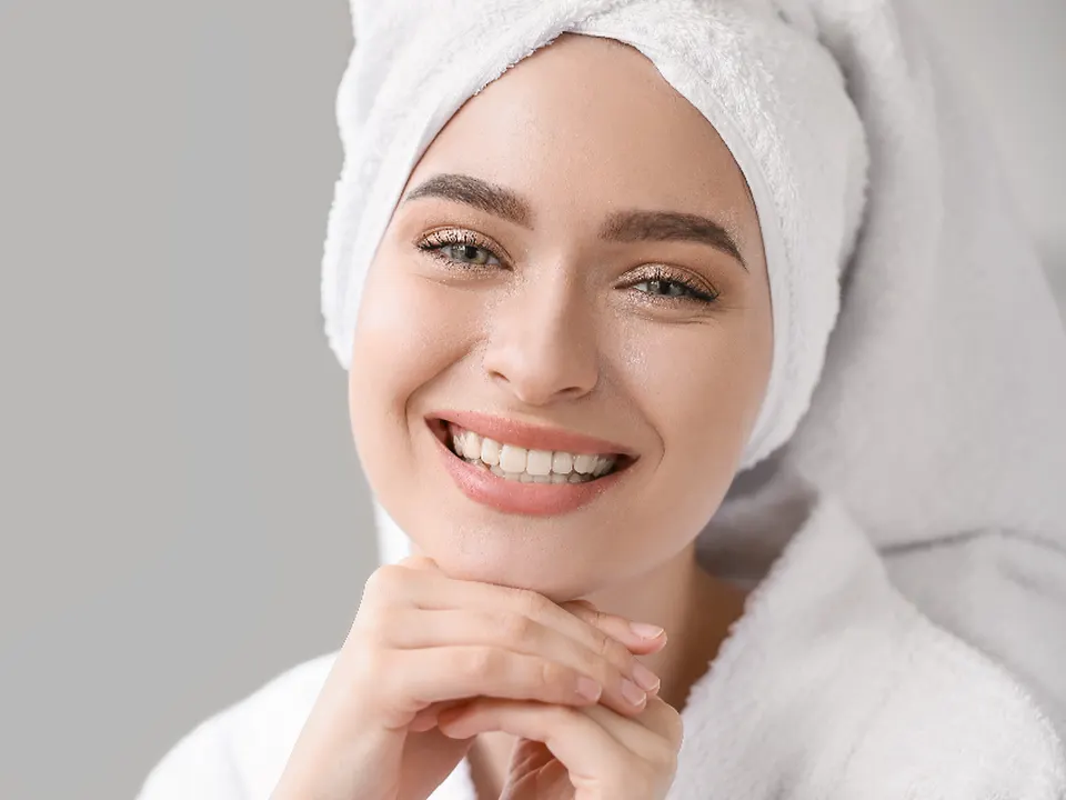 Persona sonriendo tras recuperar su sonrisa