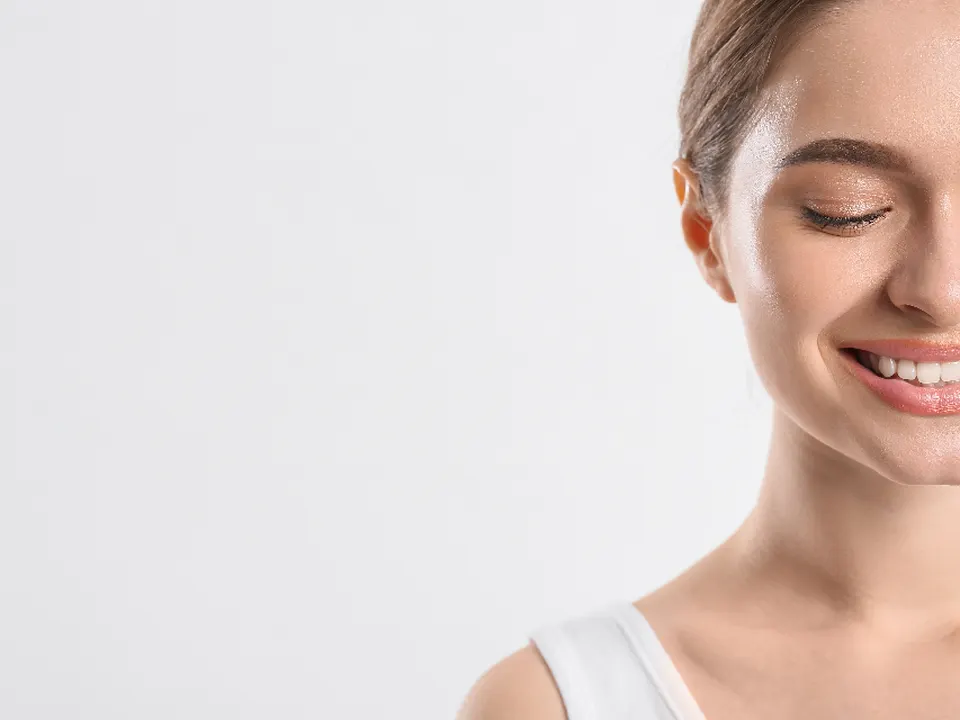 Mujer sonriendo con dientes cuidados